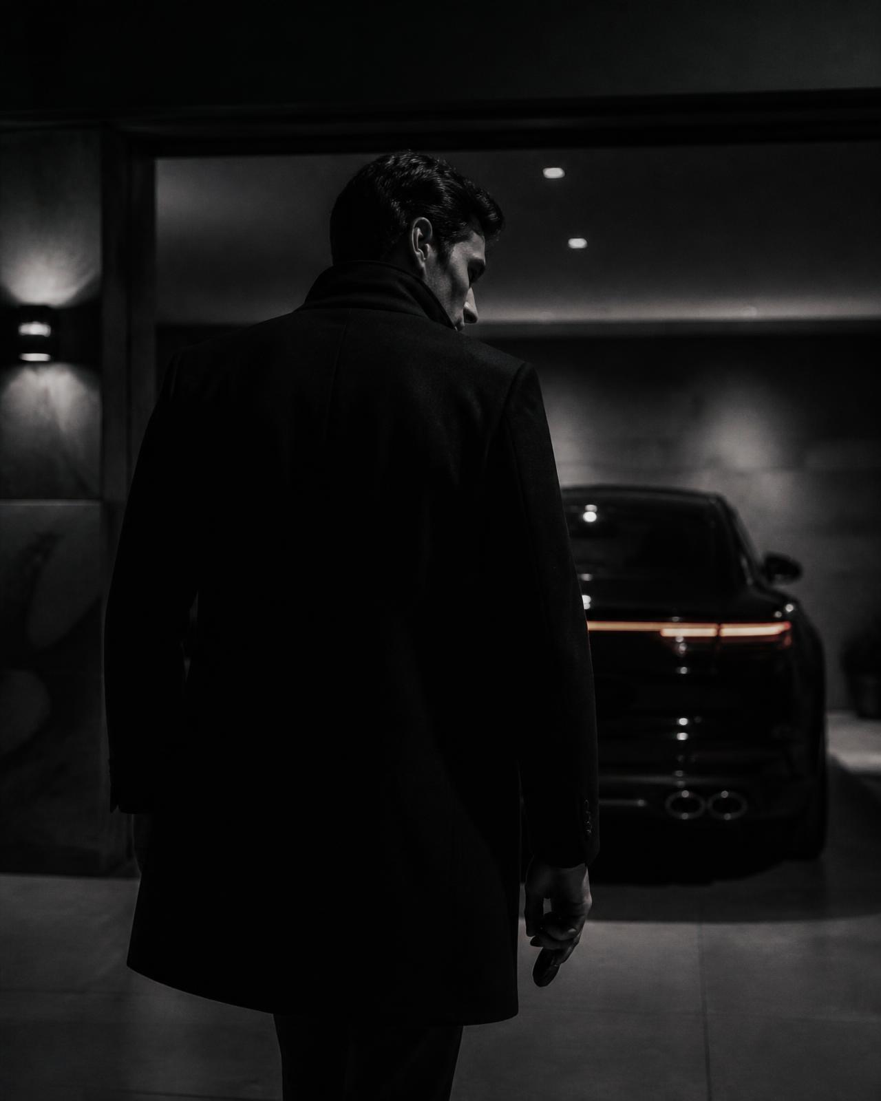 Gründer von IMPERRA Premium Motors in einer nächtlichen Garage
